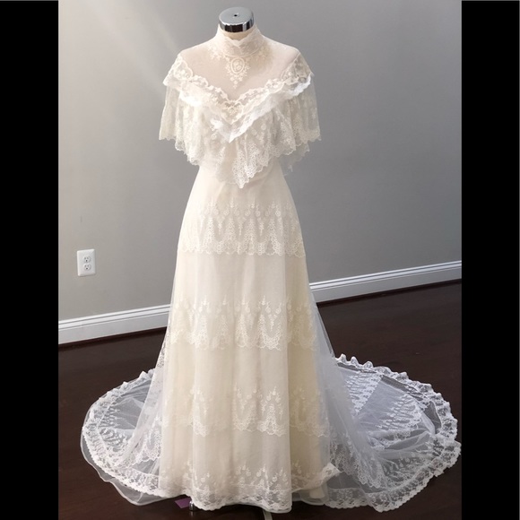 SOLD 🎈Lace Wedding Dress - Picture 6 of 16